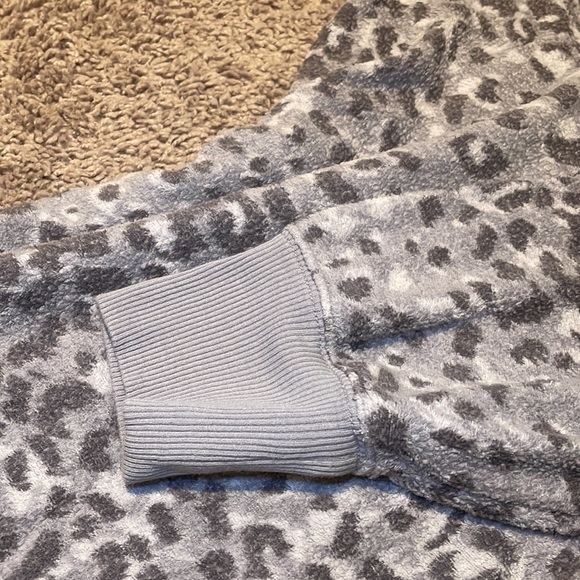 Aerie Fuzzy Sweatshirt - Picture 8 of 11